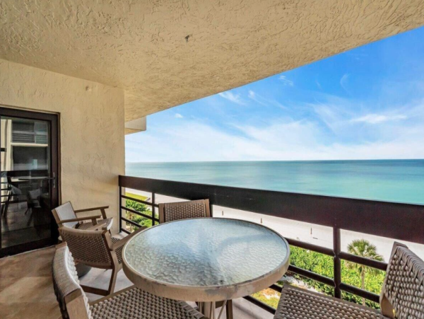 Beachfront Longboat Key Vacation Condo with Tennis Courts